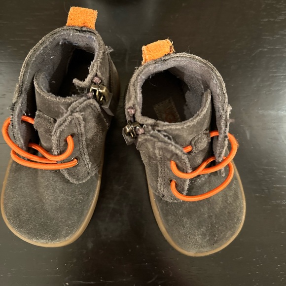 UGG Unisex-Child Kristjan Chukka Boot - Picture 3 of 5